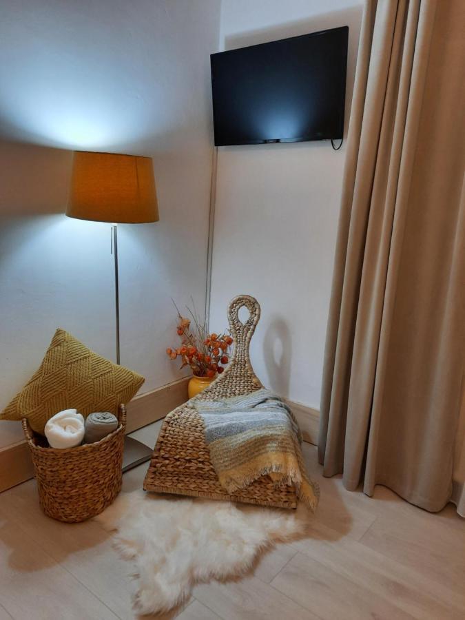 אזוגה Cocooning In A Lovely Mountain Suite - Two מראה חיצוני תמונה